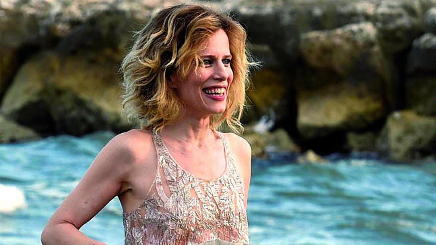 La actriz italiana Sonia Bergamasco posa en la playa de Lido.