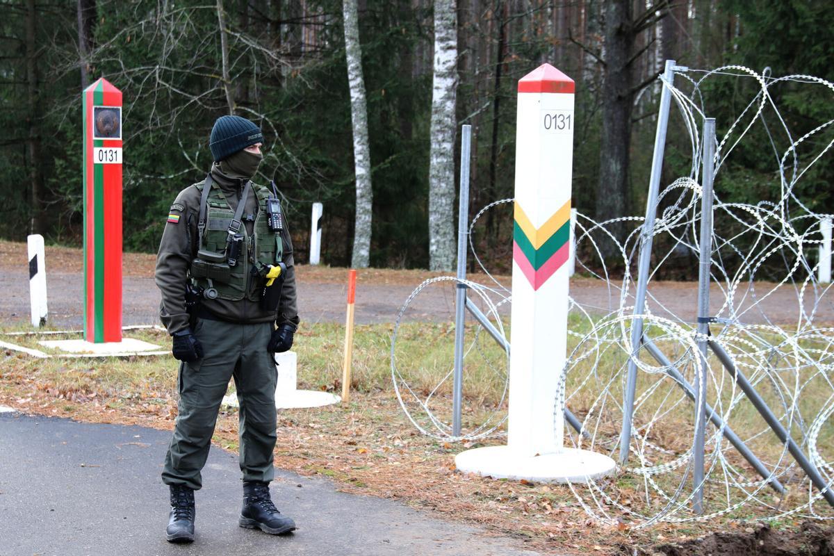 Un guarda fronterizo de Lituania vigila la frontera con Bielorrusia, en una imagen de archivo.