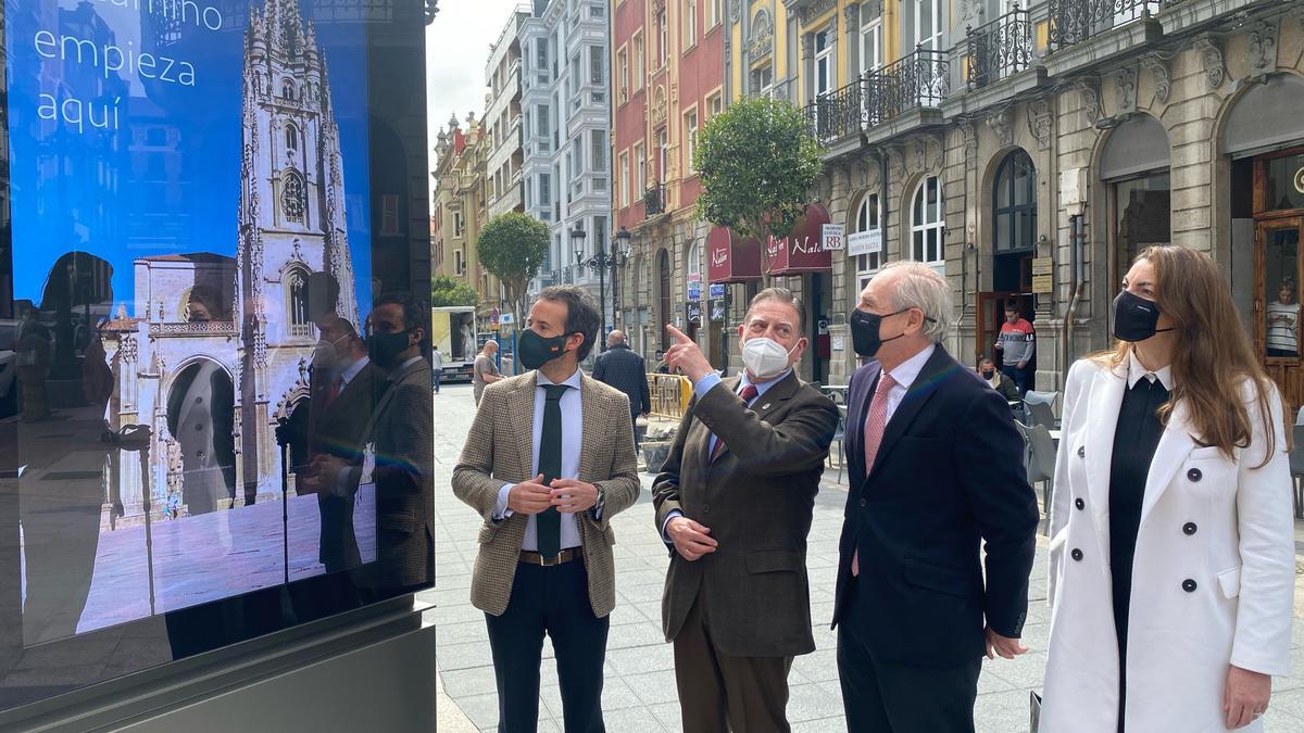 De izquierda a derecha, Nacho Cuesta, Alfredo Canteli y los directivos de JCDecaux Carlos Barón y Elena Carpintero