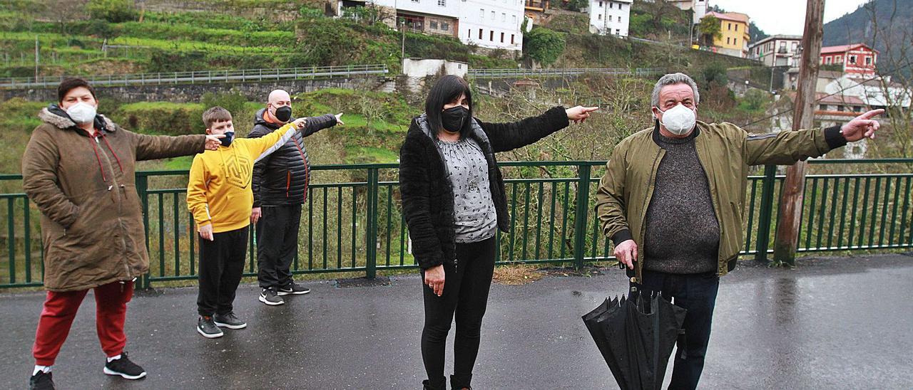 Vecinos de Carballedo y A Peroxa señalan los diferentes territorios en Lugo y Ourense que comparte el pueblo de Os Peares. |   // IÑAKI OSORIO