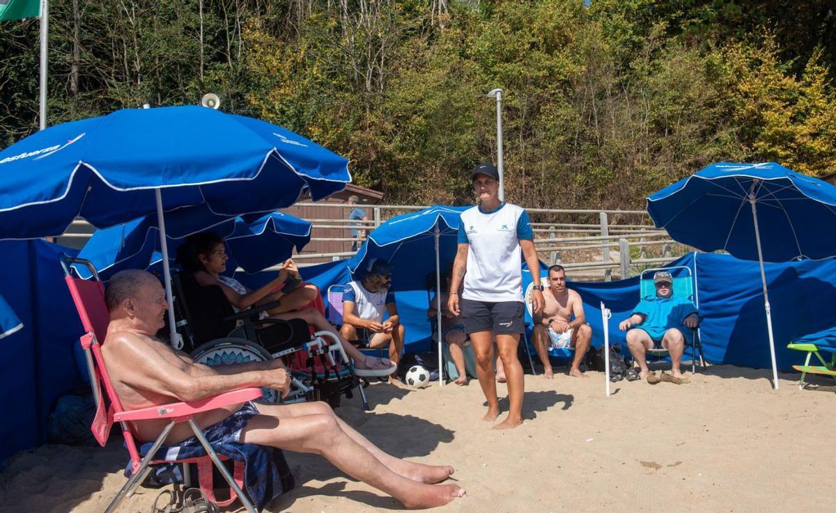 Los asistentes al programa disfrutando del sol. |  Casteleiro/ R. A