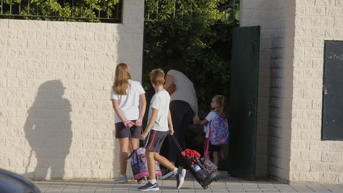 Escolares en el acceso a un colegio concertado de Alicante