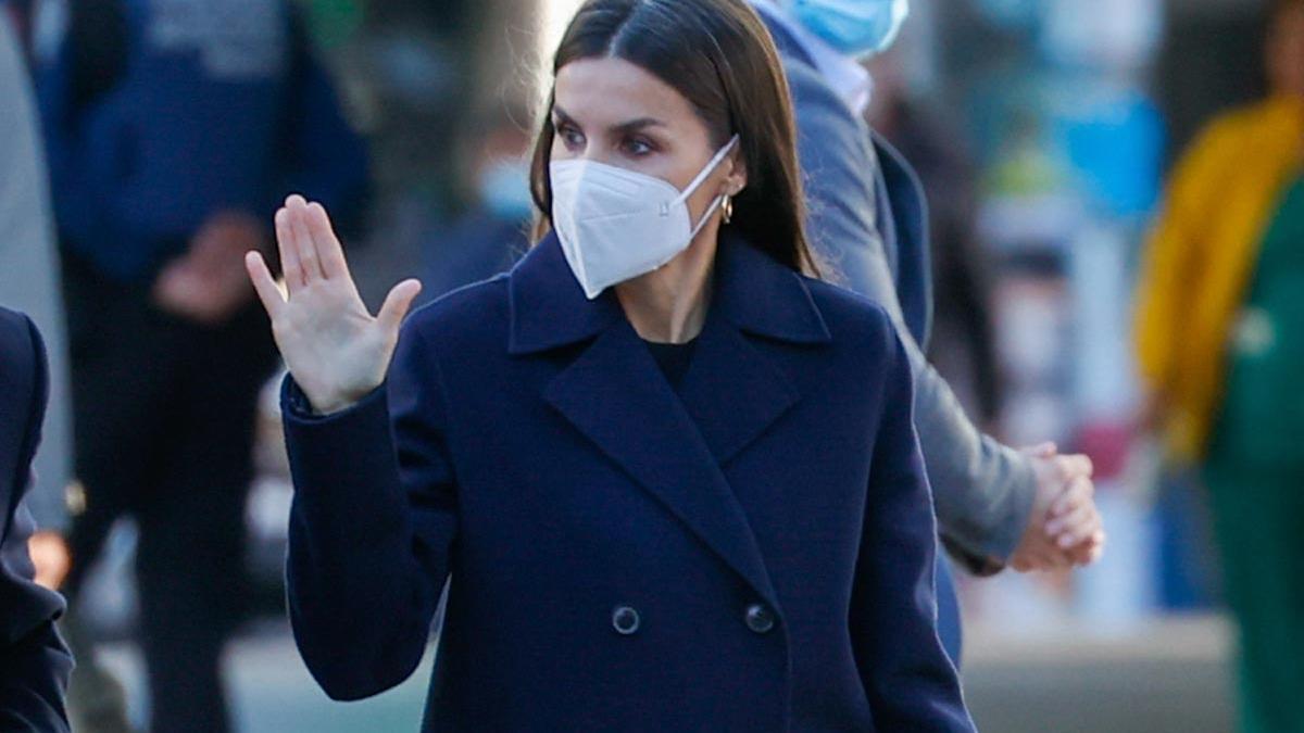 La reina Letizia estrena abrigo y rescata su traje de raya diplomática, todo de Hugo Boss