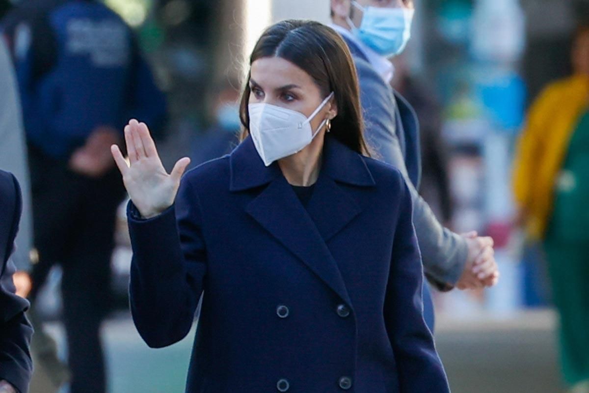 La reina Letizia estrena abrigo y rescata su traje de raya diplomática, todo de Hugo Boss