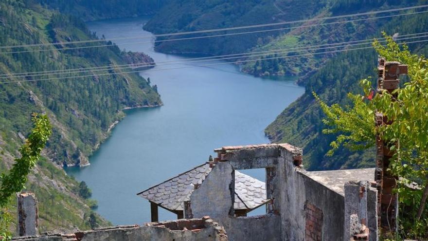 Reclaman medidas urgentes para frenar el declive de la trucha autóctona en el río Navia