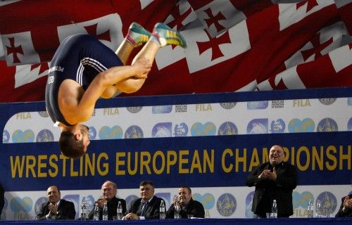 Geno Petriashvili (Georgia) celebra su medalla de brionce en el Campeonato Europeo de Wrestling en Tbilisi