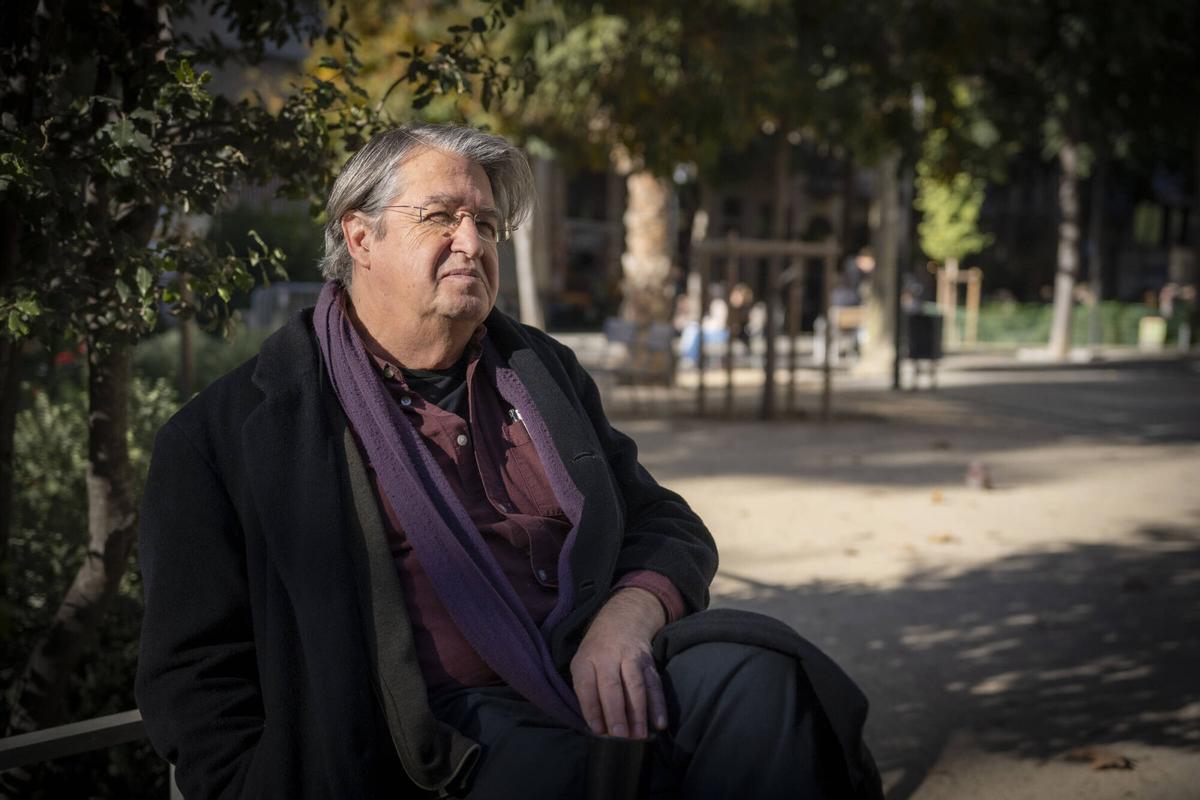 Jaume Artigues, dirigente de la asociación de vecinos, en la plaza de Girona con Consell de Cent.
