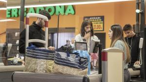 Clientes comprando en un establecimiento Mercadona en Barcelona.