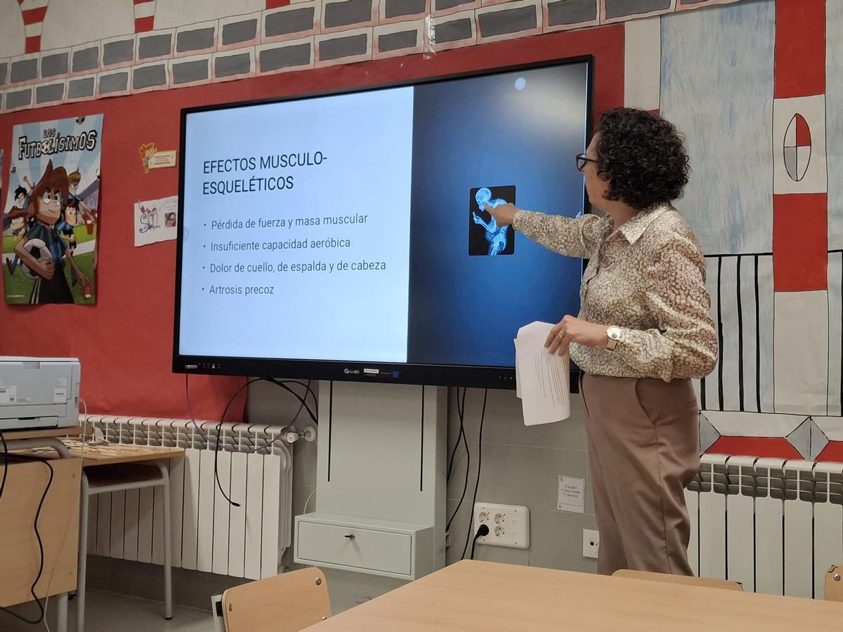 Rosario Hernández explica los efectos músculo-esqueléticos del abuso digital por parte de menores.