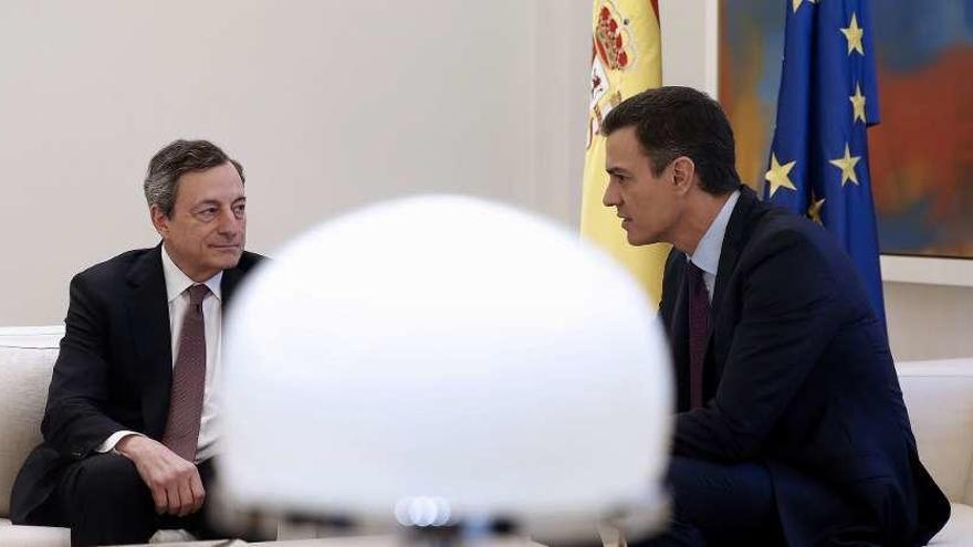 Sánchez y Draghi hablan del euro y de la renovación del BCE