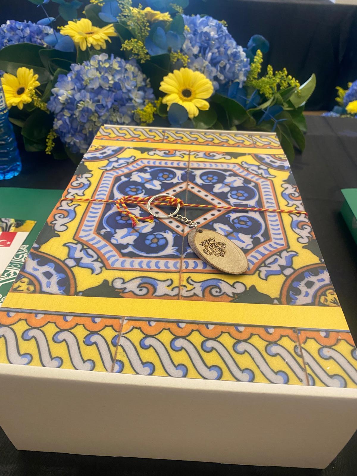 Caja que simula cerámica, con el llavero de madera con el escudo de Castelló.