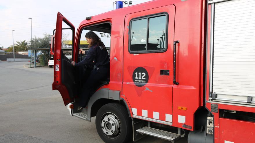 La bombera Genciana Mesenes baixant d'un camió dels Bombers al parc de Rubí