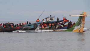 Los rescatistas intentan recuperar el avión de pasajeros de Precision Air que se estrelló contra el lago Victoria en Bukoba.