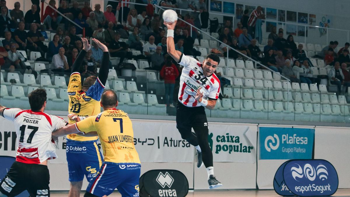 Matheus De Novais en uno de los partidos.