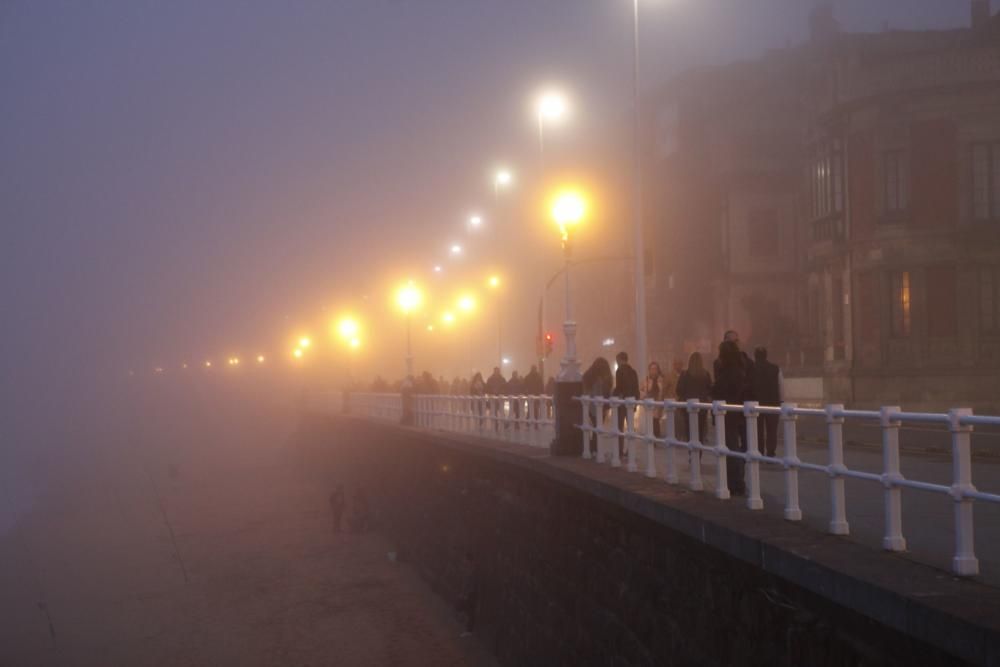 Visibilidad nula en el paseo del Muro en Gijón por la niebla