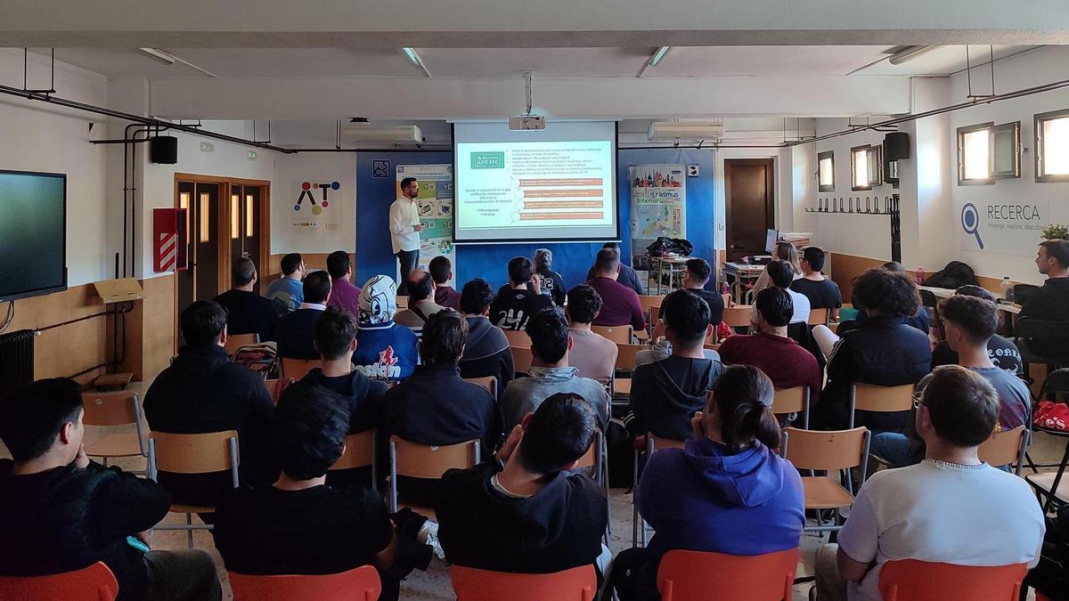 Más ofertas de empleo que estudiantes: así son los ciclos formativos del IES Cayetano Sempere de Elche