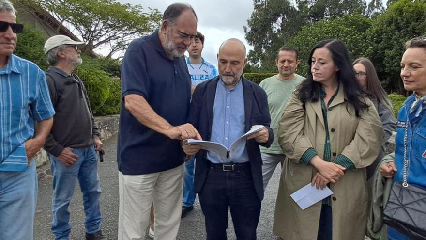 Rego, en el centro, con Raúl Fernández y la diputada Iria Taibo.