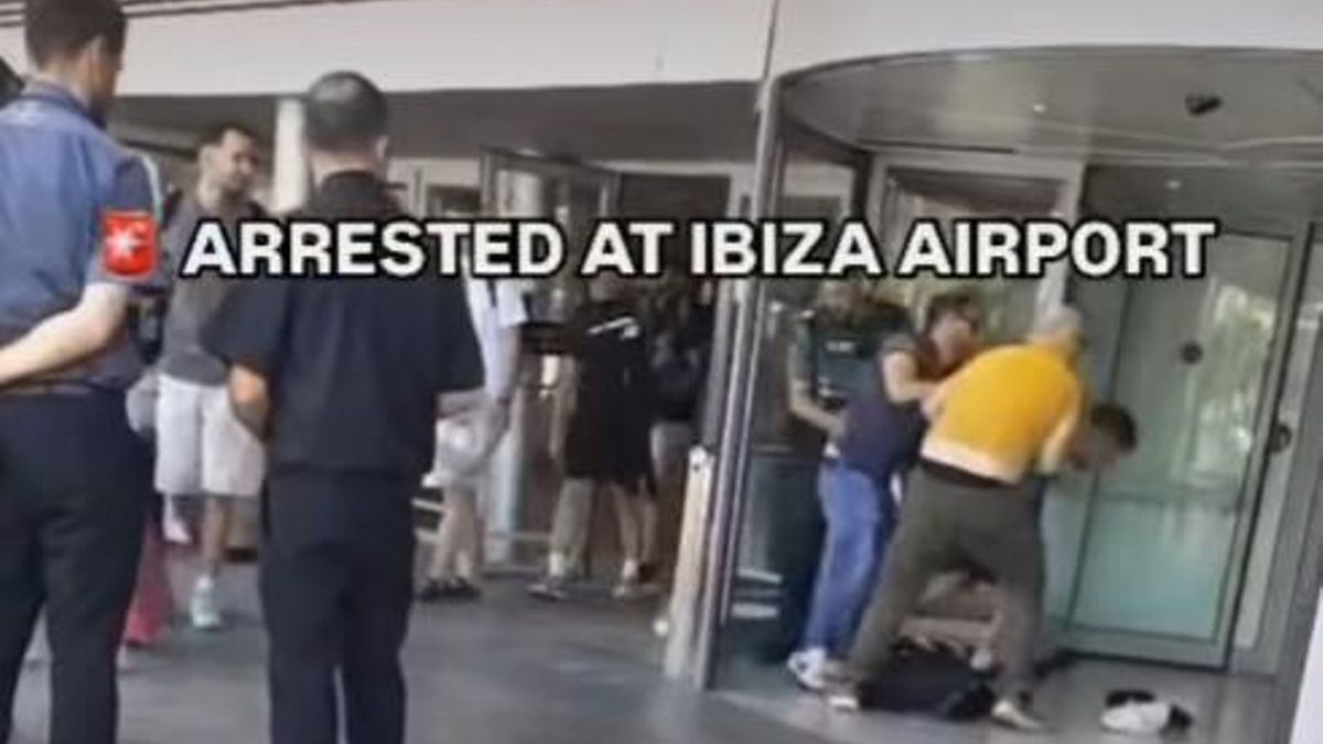 Captura del vídeo del arresto en el aeroupuerto de Ibiza.