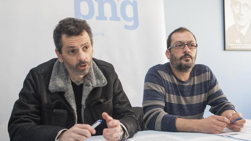 El edil Xosé Magariños y Xosé Manuel Nogueira, el lunes, anunciando que el BNG sale de los foros de la Edusi. // Bernabé / Ana Agra