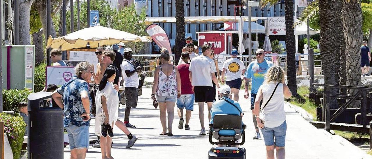 Turistas en el paseo marítimo de Sant Antoni, el verano pasado. | VICENT MARÍ