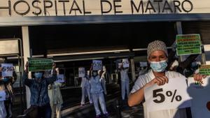 Els metges de l’hospital de Mataró protesten per les hores extra i avisen que l’uci està en risc