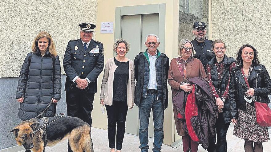 Autoridades posan con el nuevo ascensor tras ellos.