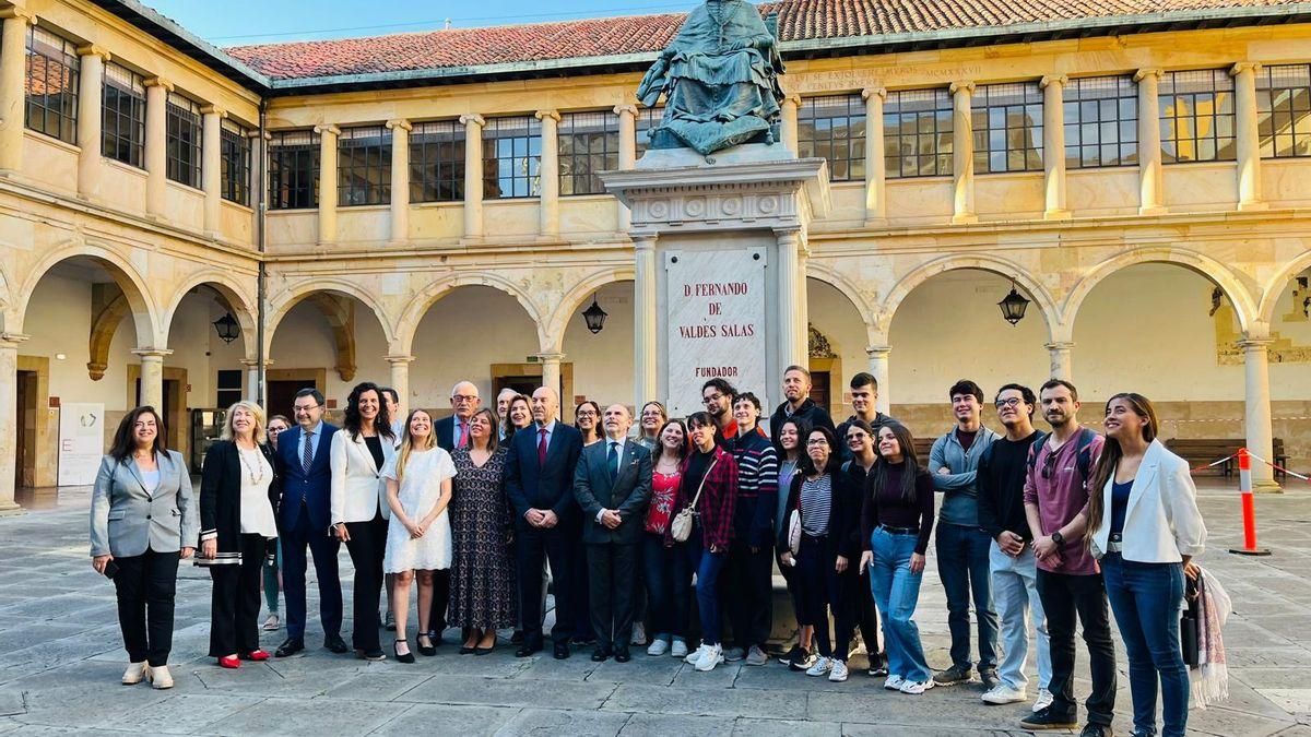 Participantes del campus Orígenes del año pasado, con autoridades, en el Edificio Histórico de la Universidad de Oviedo