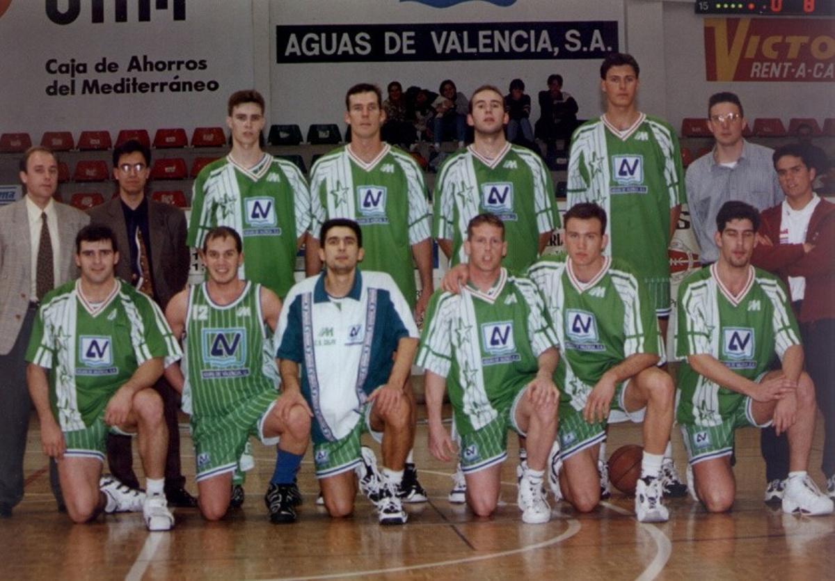 Formación del Calpe Aguas de Valencia de la temporada 1996-1997, con Kenny Atkinson en la fila de abajo y Toni Gallego en la de arriba.