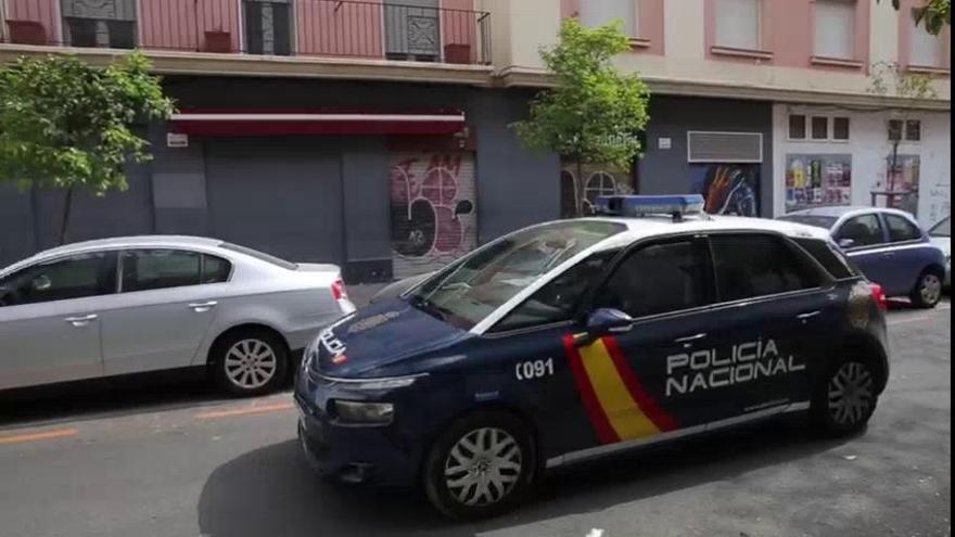 La policía recuerda la obligación de permanecer confinados en València