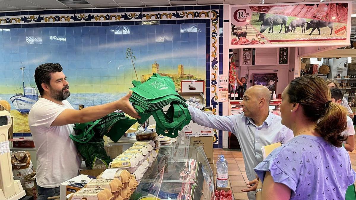 Bolsas de tela de la Mancomunidad en un establecimiento de la Costa del Sol.