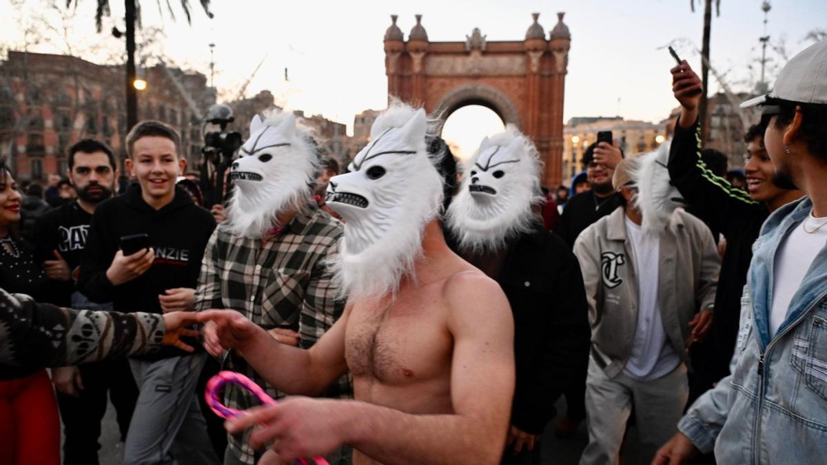 Vídeo | L’Arc de Triomf s’omple de curiosos per la quedada de ‘therians’ a Barcelona