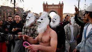 Sin rastro de therians: una quedada viral del fenómeno de moda reúne a centenares de curiosos en el Arc de Triomf de Barcelona