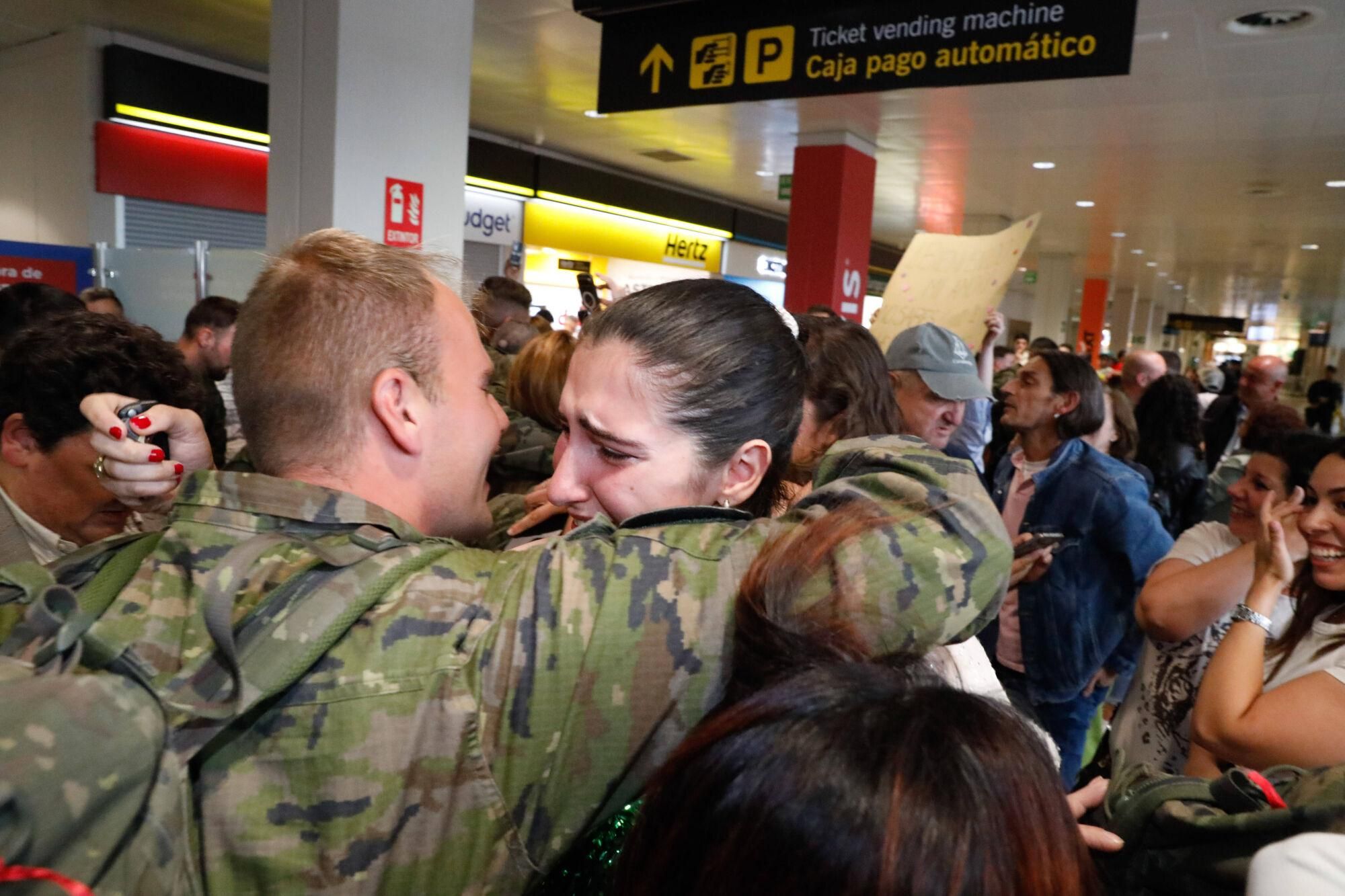 EN IMÁGENES: El regreso a Asturias en el aeropuerto del batallón "Toledo" tras meses en Eslovaquia