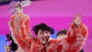 Nemo, representante de Suiza, celebra su victoria en Eurovisión.