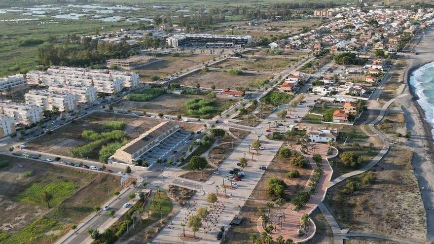 Una sentencia judicial pone en jaque dos décadas de desarrollo urbanístico en la playa de Almenara