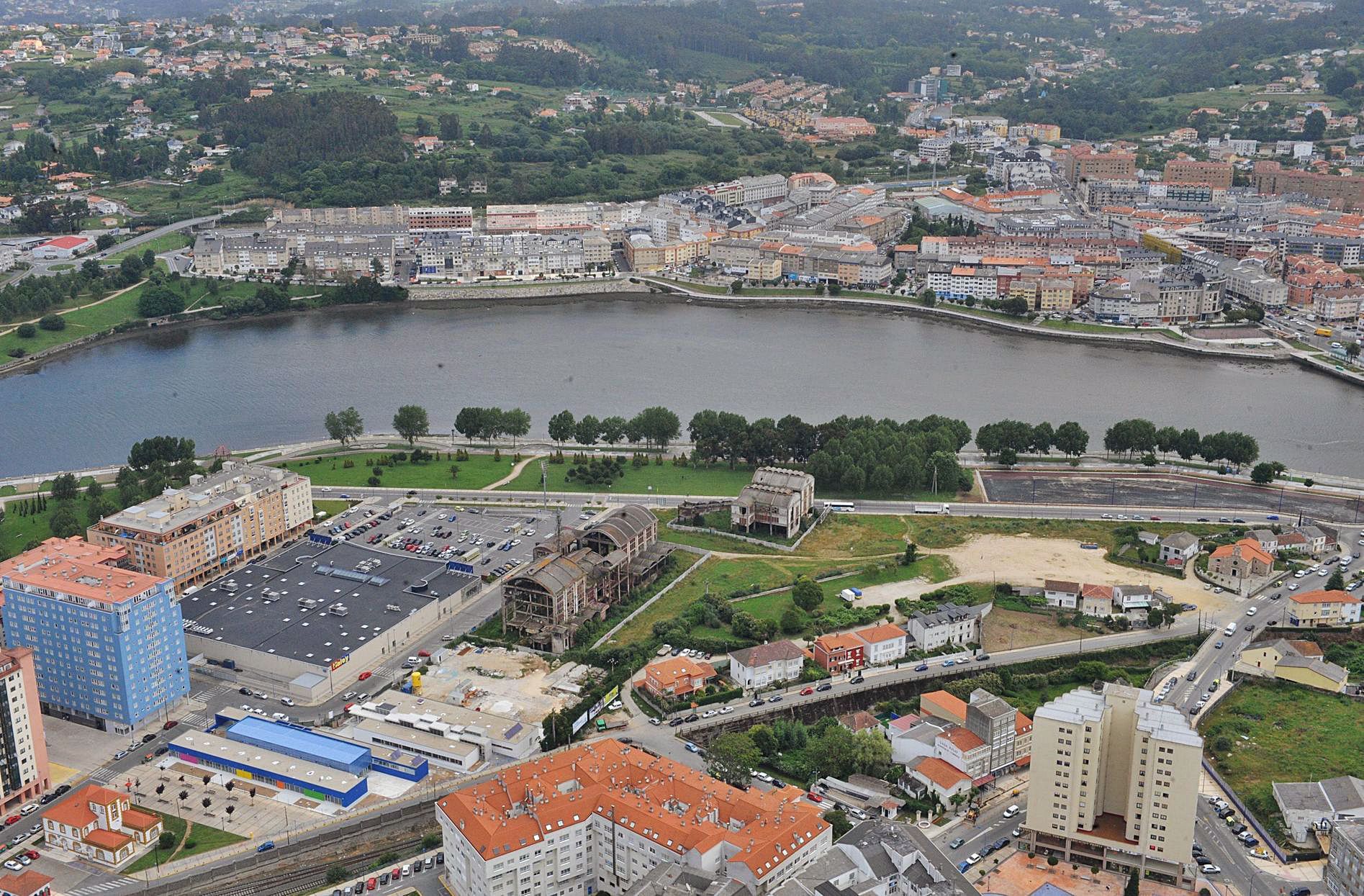 Vista aérea de la Ría de O Burgo con la Cross en primer término y al fondo O Temple.