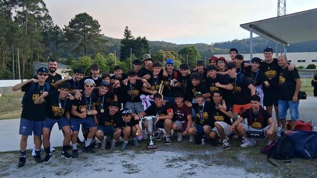 Los juveniles del SD Cruces festejan el título, ayer, en el campo Extramundi de Padrón. |