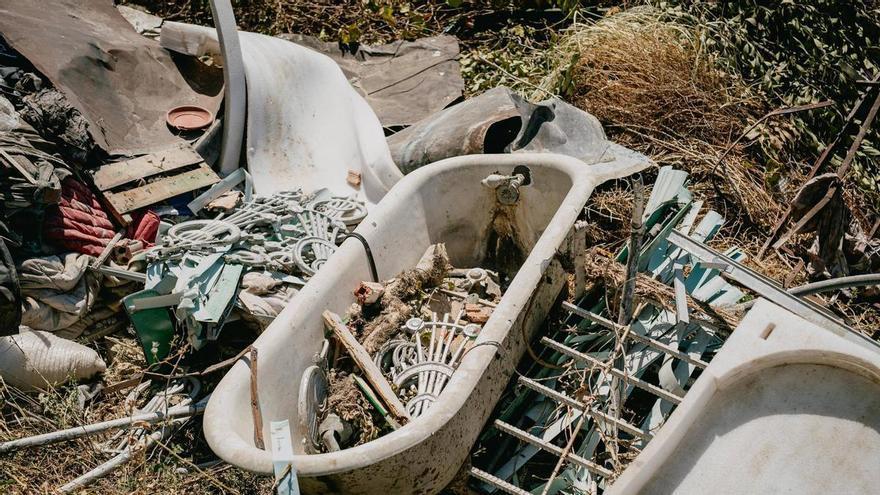 Bañeras de mármol y piezas de la balaustrada de hace un siglo entre los restos del derribo del antiguo balneario do Outeiro: la Xunta pide a la Policía Autonómica que acuda al inmueble
