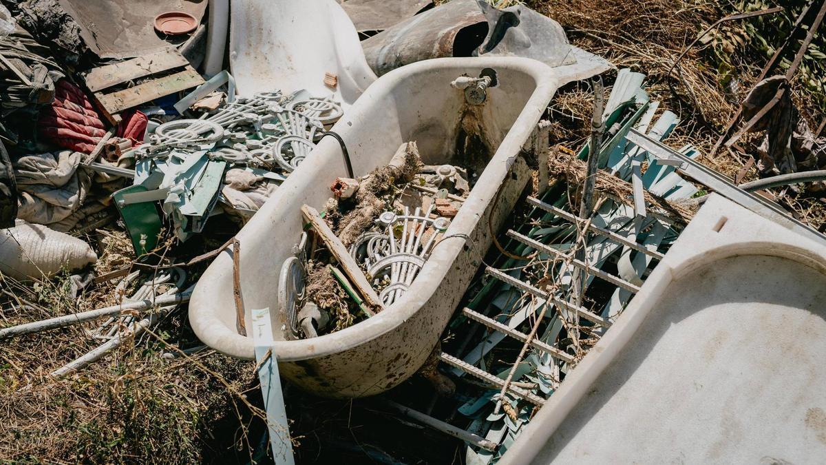 Partes de la balaustrada y bañeras, entre otros restos de la demolición. Así estaban este viernes, en el entorno de la Casa de Baños do Outeiro.