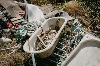 Bañeras de mármol y piezas de la balaustrada de hace un siglo entre los restos del derribo del antiguo balneario do Outeiro: la Xunta pide a la Policía Autonómica que acuda al inmueble