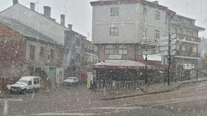 Una de las rachas de nieve que ayer azotó El Puente de Sanabria.