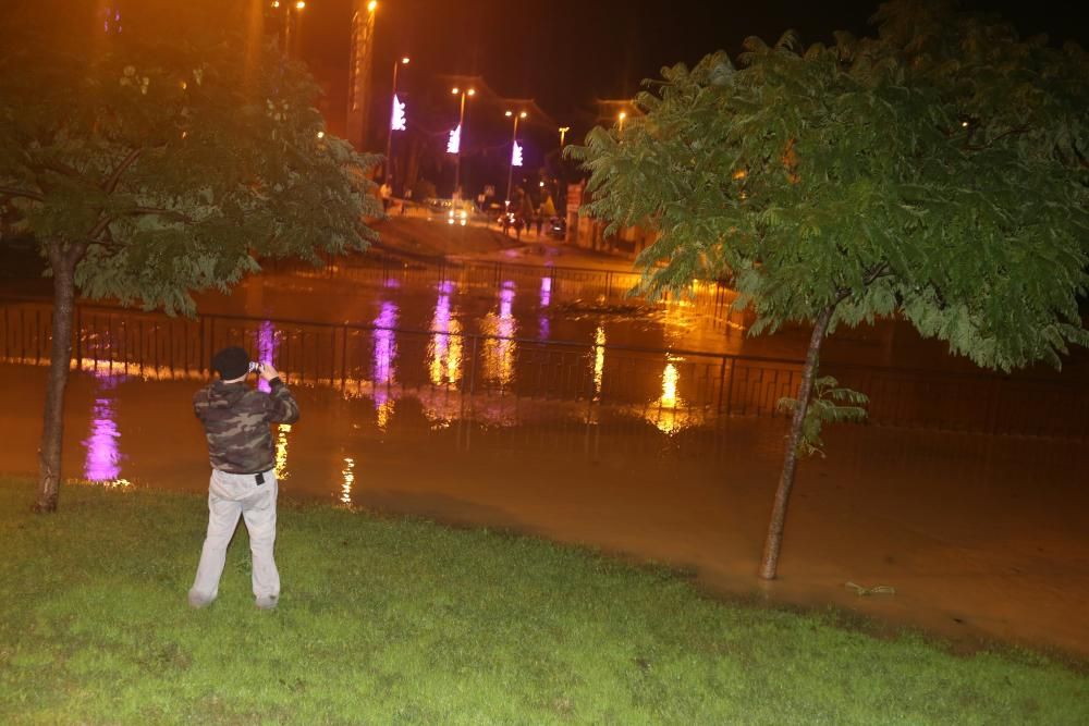 El agua se desborda en Puente del Rey