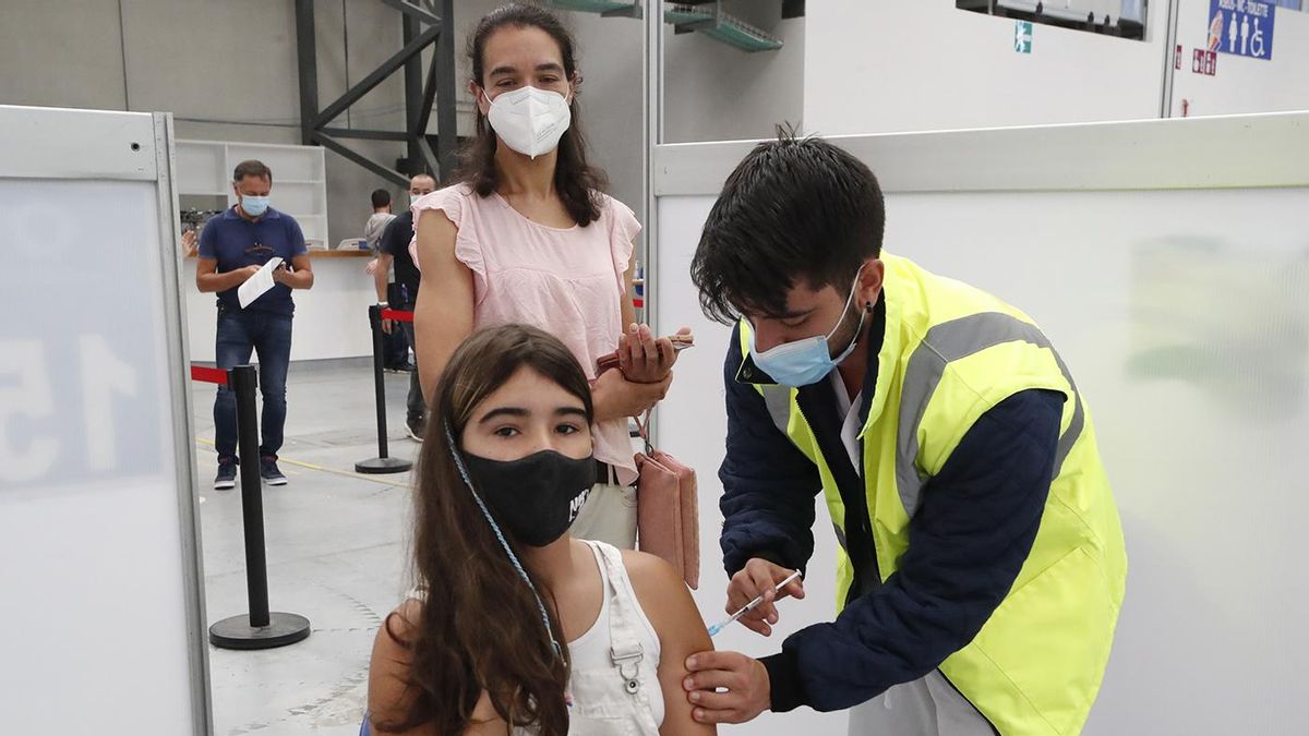 Una chica recibe la vacuna contra el coronavirus.