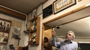 Álvaro Igualador testea un ribera de duero en su restaurante, cerrado por las restricciones del covid-19.
