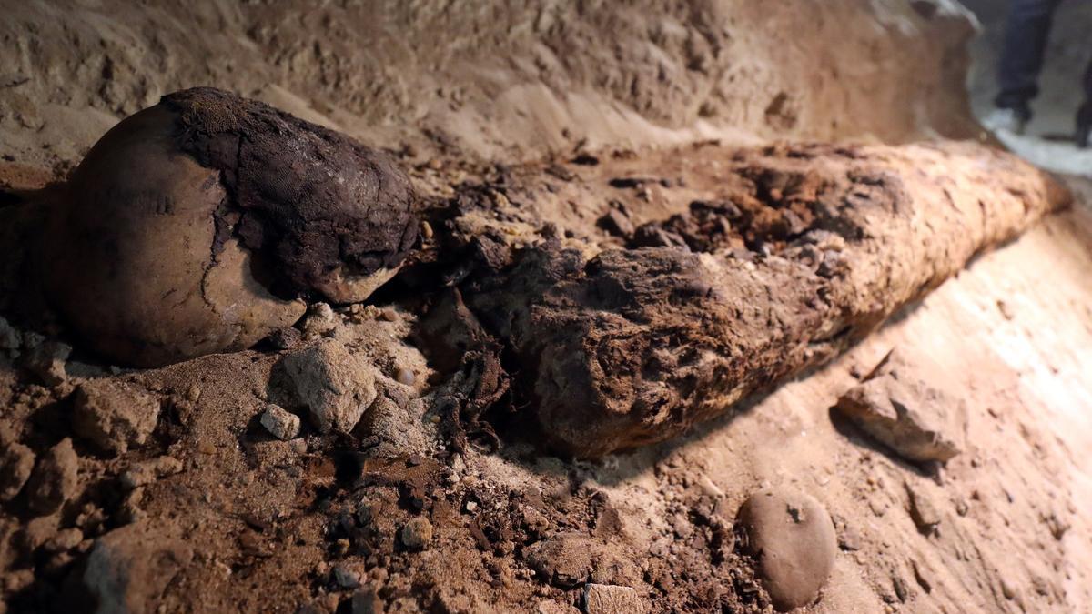 Una de las momias de la cámara funeraria descubierta en Minia, en Egipto.