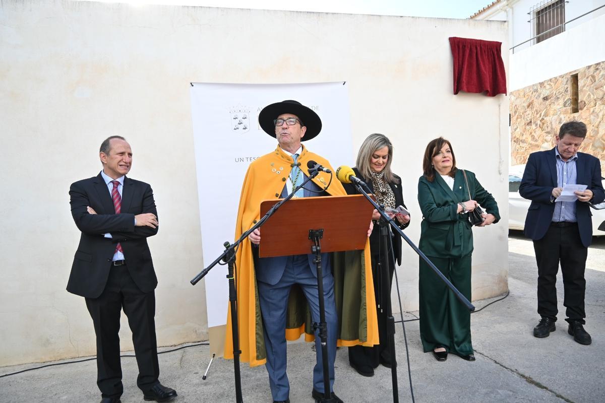 Alberto Sánchez, presidente de la Cofradía Amigos del Olivo de Baena habla en el homenaje a Manuel Piedrahita Toro.