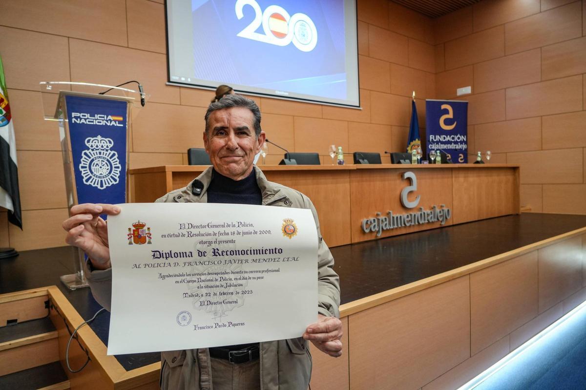 Francisco Javier Méndez, policía nacional jubilado, con su diploma tras el homenaje.