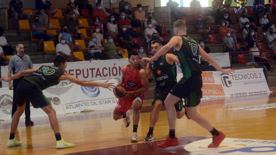 Bell-Heynes (Breogán) rodeado de contrarios durante un momento del partido.