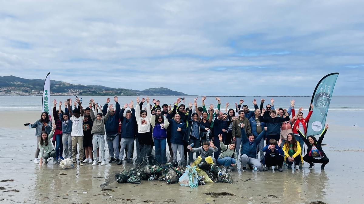 Vegalsa-Eroski y la asociación sin ánimo de lucro AMICOS impulsan su alianza por la educación ambiental con una jornada de recogida de basura en un arenal nigranés.