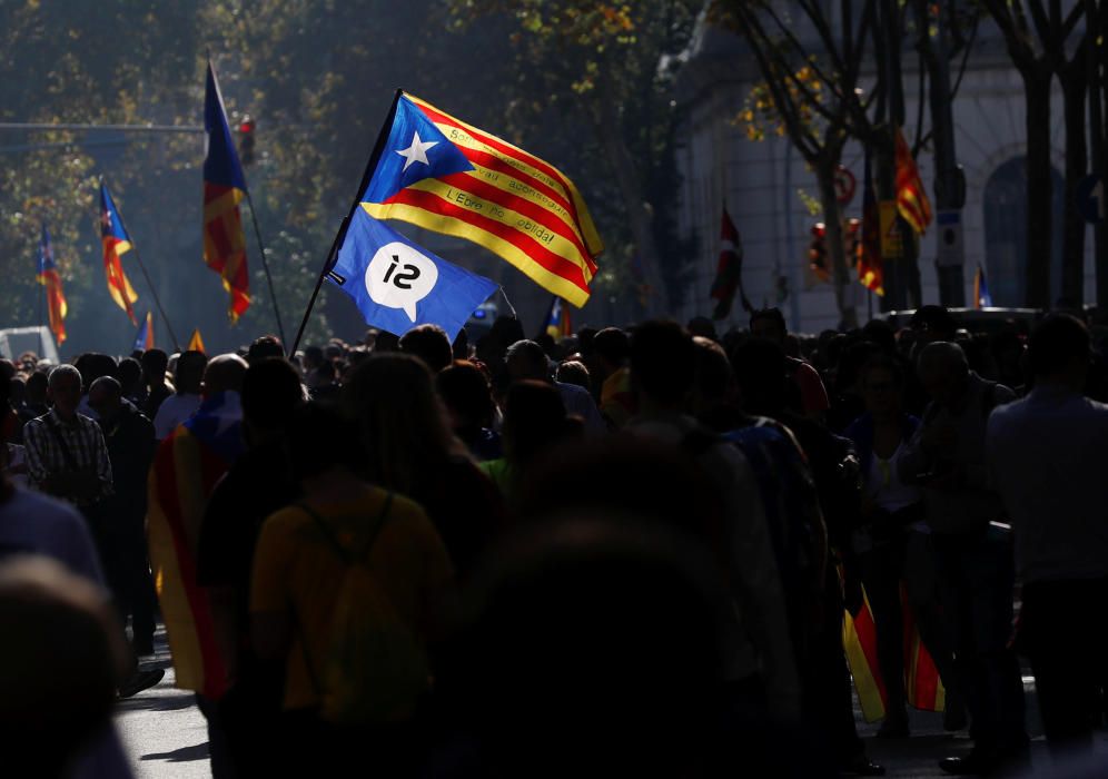 Centenars de persones es concentren als voltants del Parlament